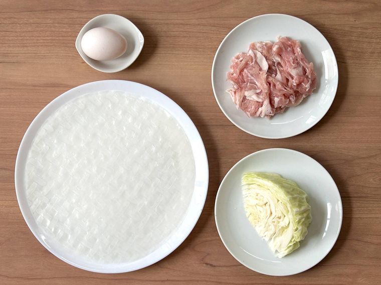 ライスペーパーと卵、キャベツ、豚ロース肉が並んでいるところ