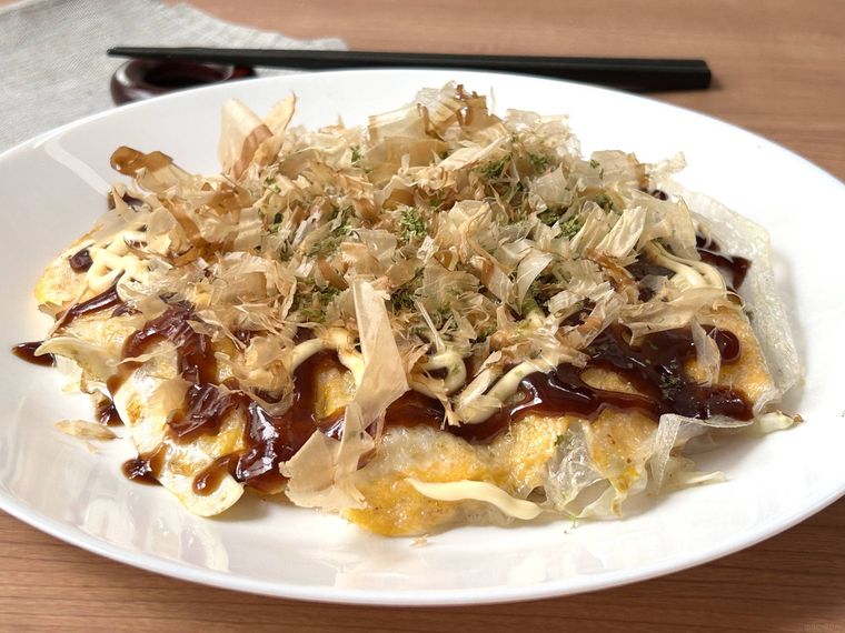 ライスペーパーお好み焼きが白い皿に盛り付けられているところ