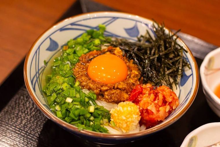 丸亀製麺ガツンとニンニク肉辛まぜうどんひと口ごはん、トマト酢つき