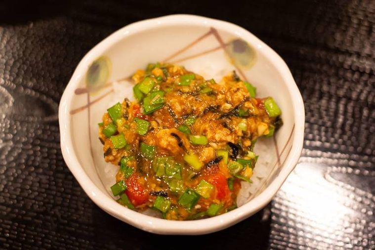丸亀製麺ガツンとニンニク肉辛まぜうどんひと口ごはん、トマト酢つきとひと口ごはんで作った丼