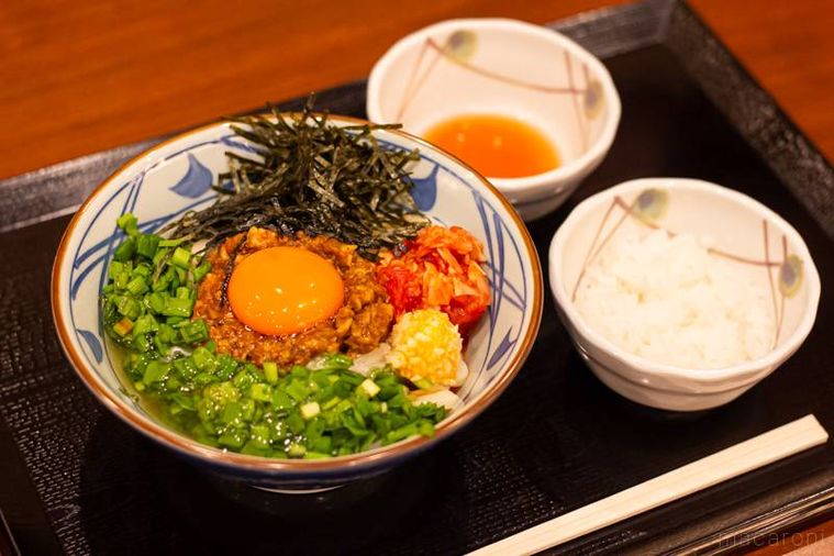 丸亀製麺ガツンとニンニク肉辛まぜうどんひと口ごはん、トマト酢つき
