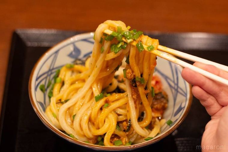 丸亀製麺ガツンとニンニク肉辛まぜうどんひと口ごはん、トマト酢つきを混ぜ合わせている