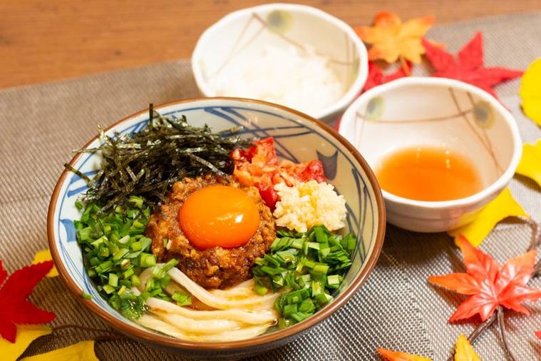 丸亀製麺ガツンとニンニク肉辛まぜうどんひと口ごはん、トマト酢つき