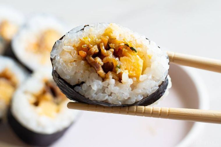 ライフ牛カルビキンパ巻きを箸上げしている