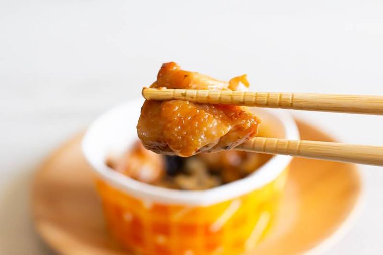 ライフ焼き鳥丼ミニの焼き鳥を箸上げしている