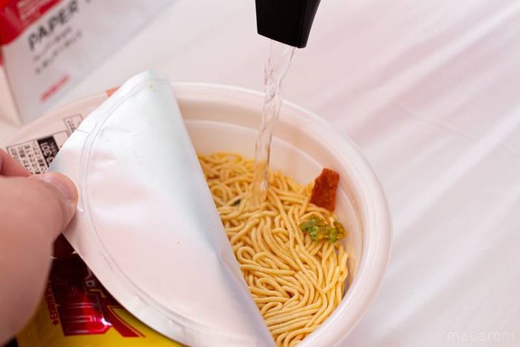 日清焼きそば U.F.O. にお湯を注いでいるところ