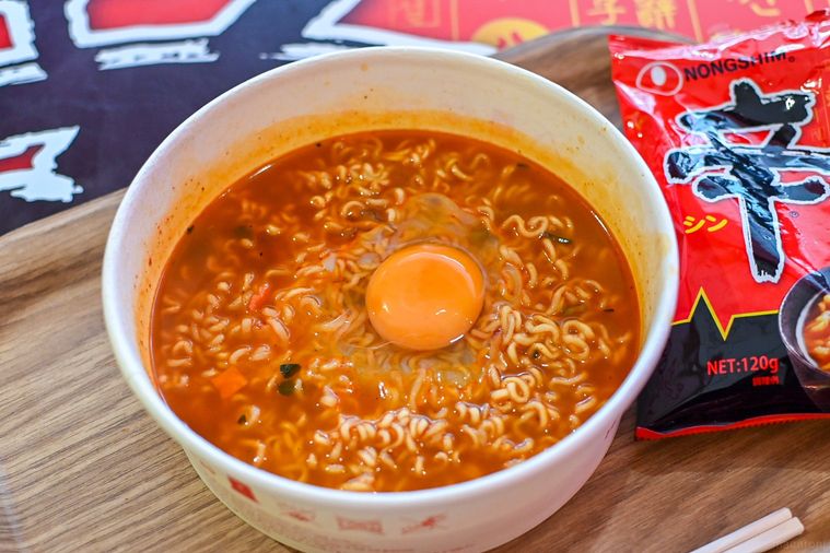 卵を入れた辛ラーメン