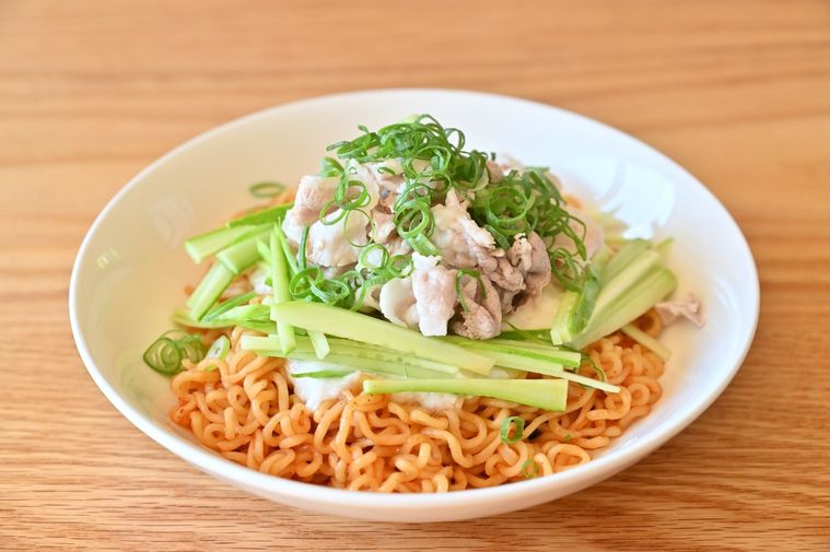 白いお皿に盛り付けた冷やし辛ラーメン