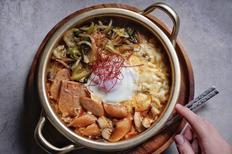 アルミ鍋に盛り付けられたプデチゲ風ラーメン