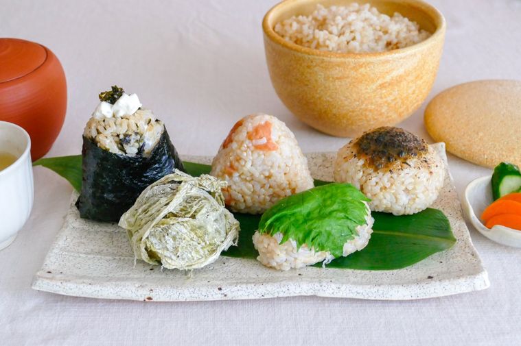 玄米おにぎりが5つのっている長皿がある食卓