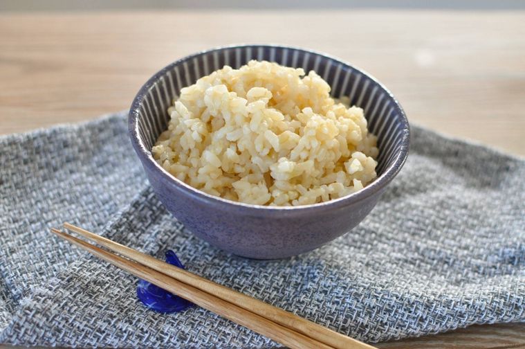 炊飯器で炊いた玄米を茶碗によそった様子
