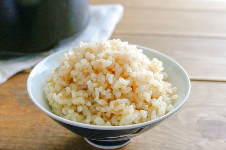 玄米ごはんを盛り付けた茶碗