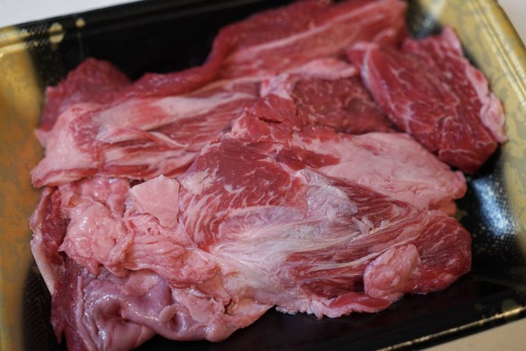 赤身と脂身、すじがほどよいバランスのロピアの牛すじ