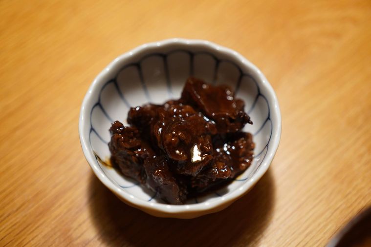小鉢に入った牛すじの味噌煮