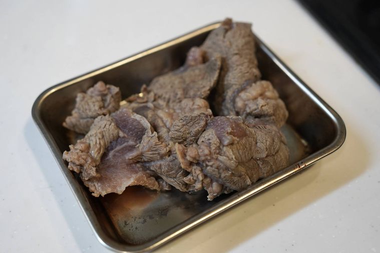 バットに入った洗ったあとの牛すじ