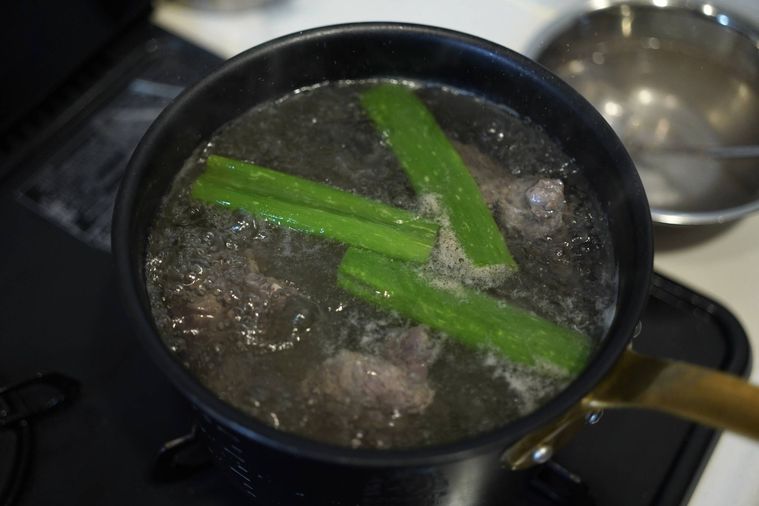 ネギや生姜と煮込んだ牛すじ