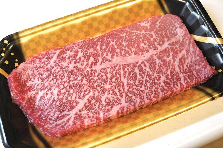 サシが綺麗に入ったロピアのステーキ肉
