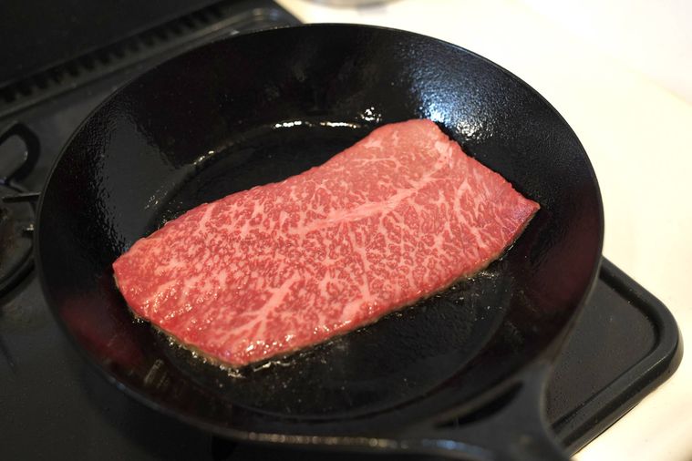ステーキ肉をフライパンで焼き始めたところ