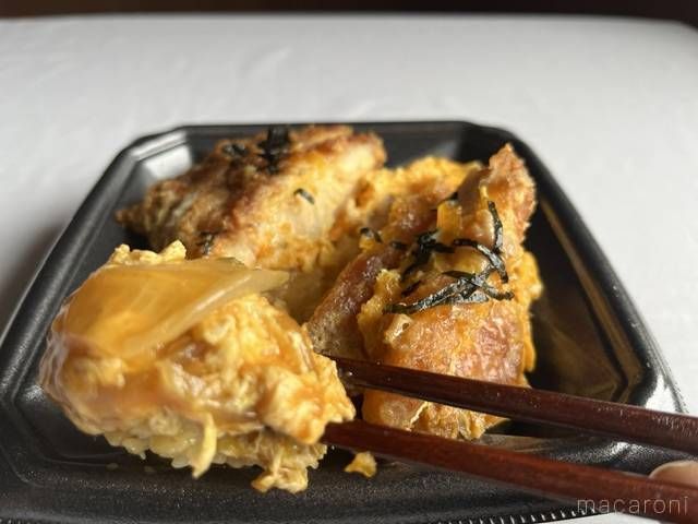西友のロースかつ重のたまごがのったごはんとたまねき