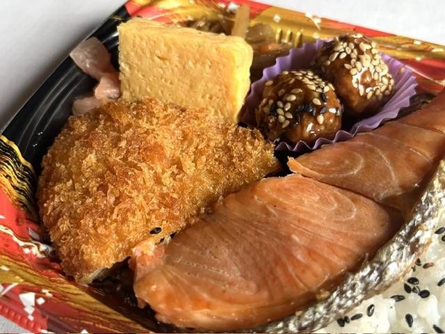 西友の銀鮭弁当のおかず
