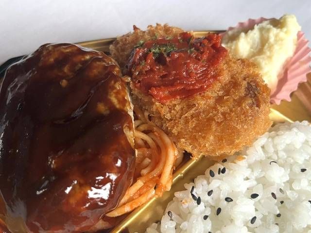 たっぷりデミグラスソースがかかったハンバーグ