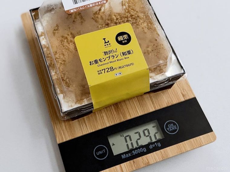 贅沢すぎお重モンブラン和栗の重さを量っている様子