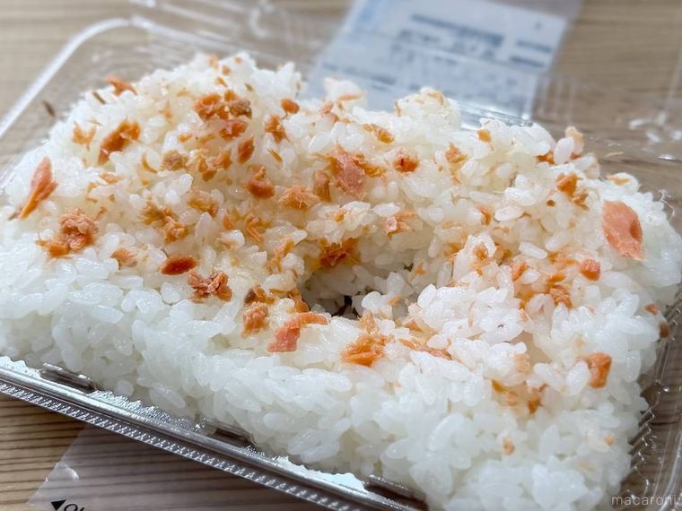 一点突破すぎごはんがすすむ ぼだっこ鮭の鮭フレークをごはんの上に散らばせた様子