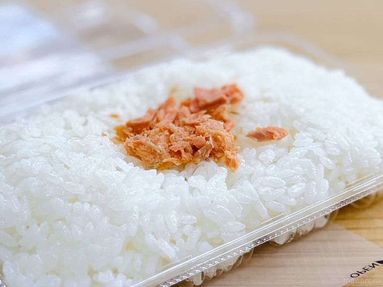 ローソンの一点突破すぎごはんがすすむ ぼだっこ鮭を開封した様子