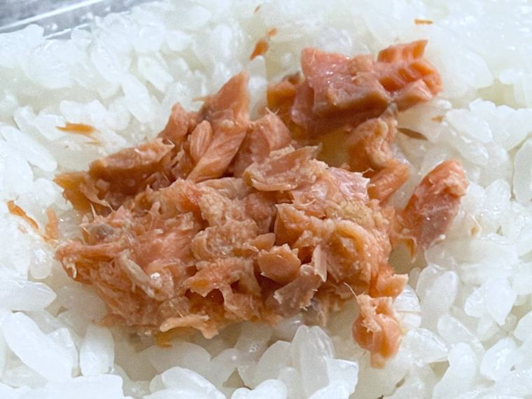 ローソンの一点突破すぎごはんがすすむ ぼだっこ鮭を開封した様子
