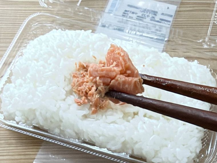 一点突破すぎごはんがすすむ ぼだっこ鮭の鮭フレークを箸でつまんでいる様子
