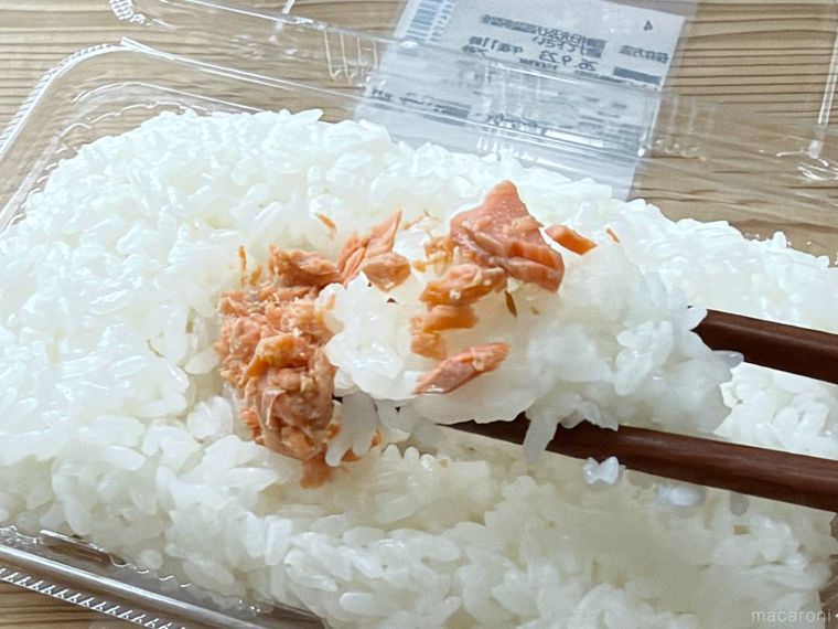 一点突破すぎごはんがすすむ ぼだっこ鮭を箸で持ち上げている様子