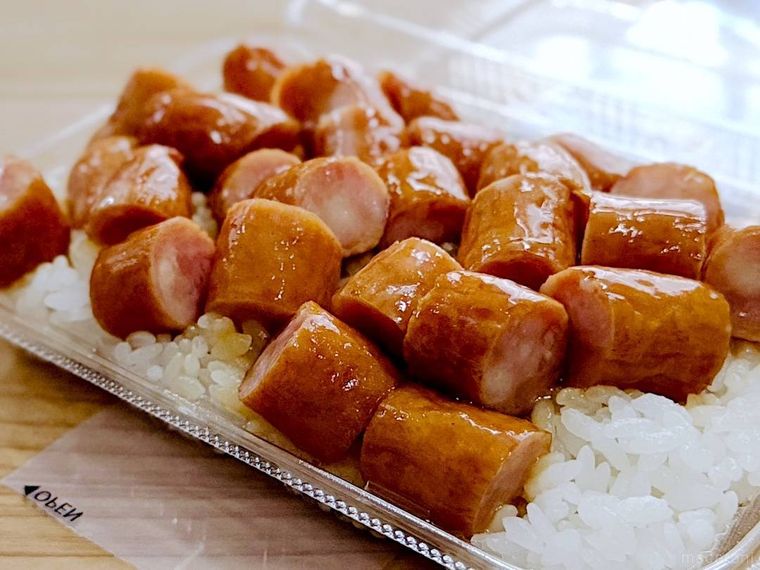 一点突破すぎ敷き詰めごはん てりやきソーセージを開封した様子