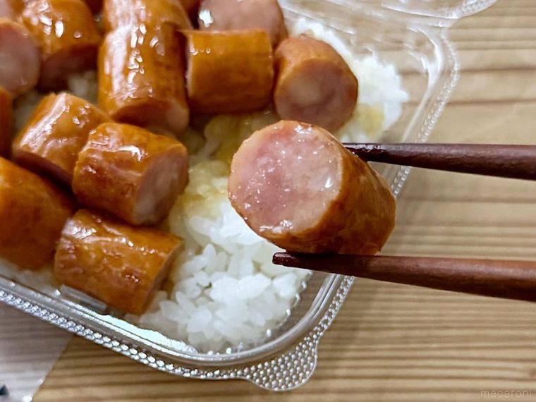 一点突破すぎ敷き詰めごはん てりやきソーセージのソーセージを箸で持ち上げた様子