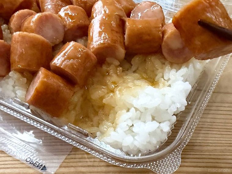 一点突破すぎ敷き詰めごはん てりやきソーセージのソーセージを箸で持ち上げた様子