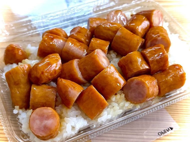 ローソンの一点突破すぎ敷き詰めごはん てりやきソーセージを開封した様子