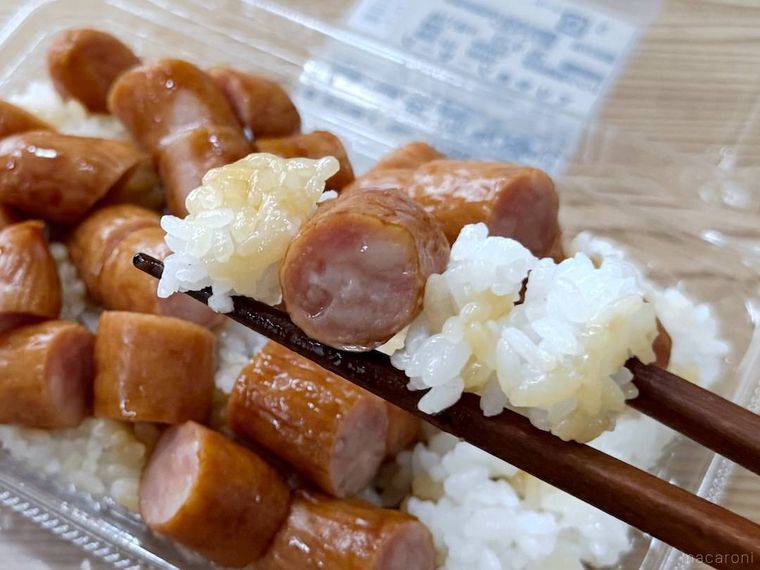 一点突破すぎ敷き詰めごはん てりやきソーセージを箸で持ち上げた様子