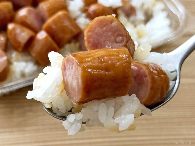 一点突破すぎ敷き詰めごはん てりやきソーセージをスプーンですくった様子