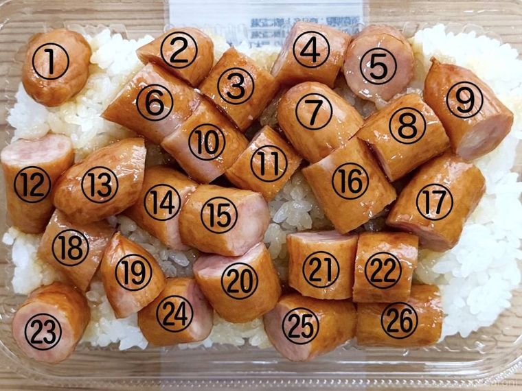 ローソンの一点突破すぎ敷き詰めごはん てりやきソーセージを開封した様子
