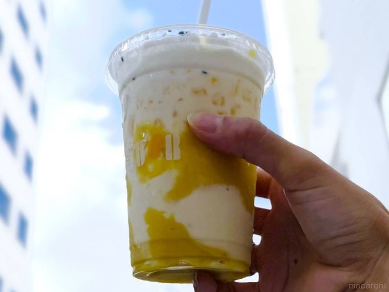 ドトールコーヒーショップの蜜芋オレ 種子島産安納芋使用を手で持っている様子