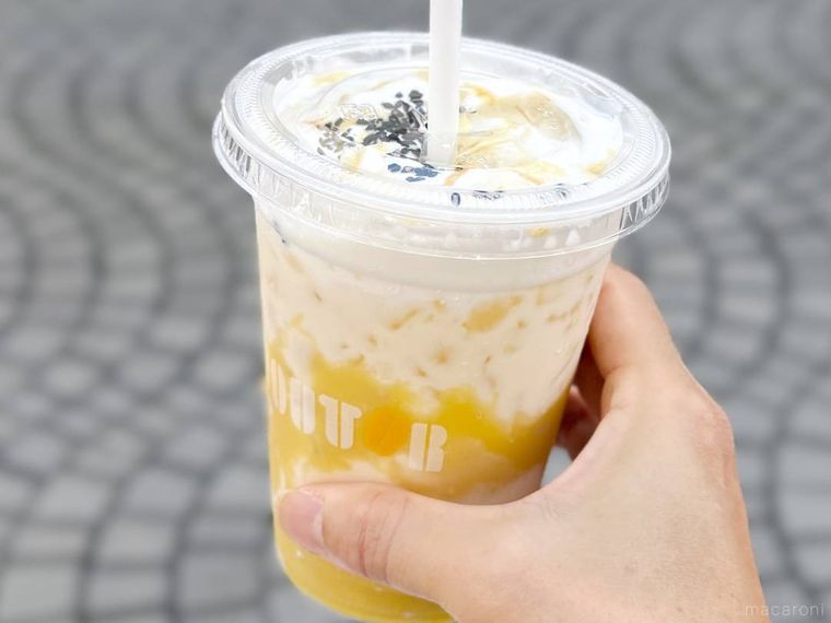 ドトールコーヒーショップの蜜芋オレ 種子島産安納芋使用を手で持っている様子