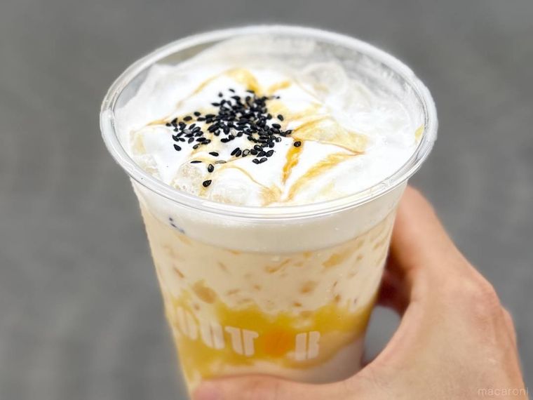 ドトールコーヒーショップの蜜芋オレ 種子島産安納芋使用を手で持っている様子