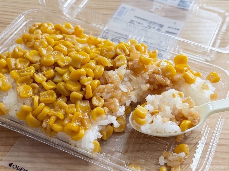 一点突破過ぎ敷き詰めごはん 焼とうもろこしをスプーンですくった様子