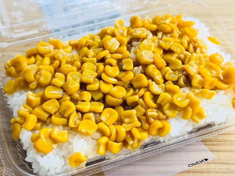 ローソンの一点突破過ぎ敷き詰めごはん 焼とうもろこしを開封した様子