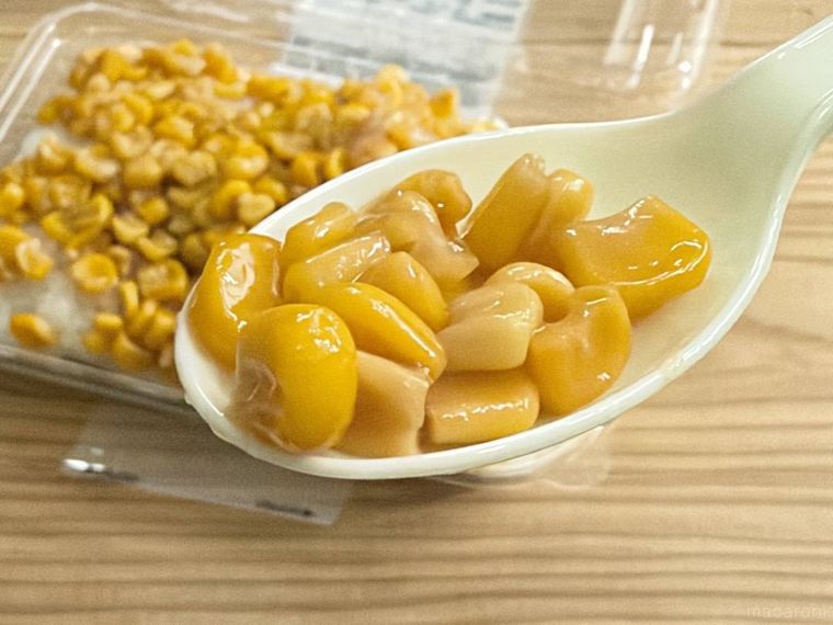 一点突破過ぎ敷き詰めごはん 焼とうもろこしのコーンをスプーンですくった様子