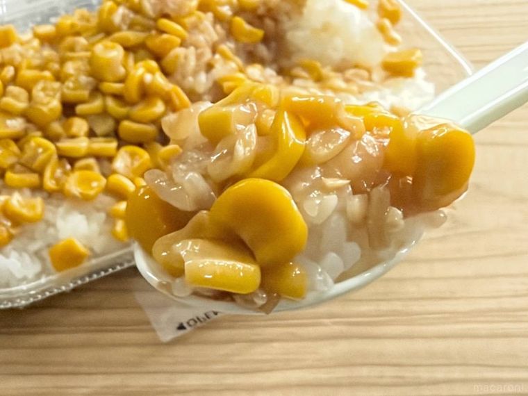 一点突破過ぎ敷き詰めごはん 焼とうもろこしをスプーンですくった様子