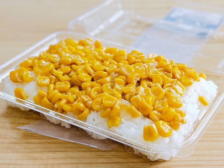 ローソンの一点突破過ぎ敷き詰めごはん 焼とうもろこしを開封した様子
