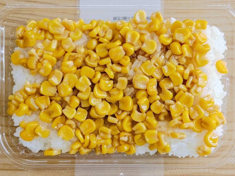 ローソンの一点突破過ぎ敷き詰めごはん 焼とうもろこしを開封した様子