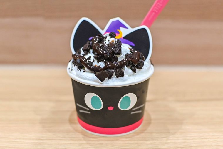 ホイップクリームがのったアイスクリームのアップ