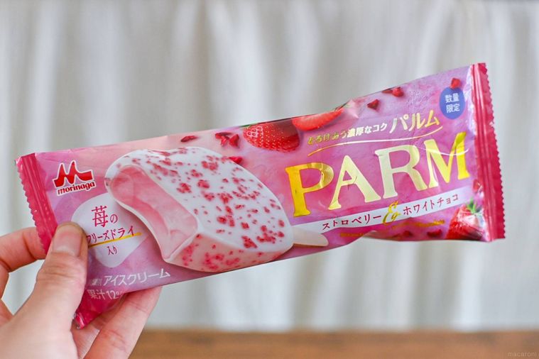 アイスのパッケージを持っているところ