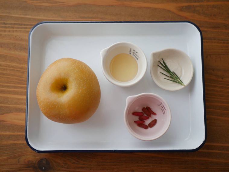 蒸し梨の材料が琺瑯バットの上に並んでいる